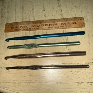 Boye and Susan Bates vintage set of 4 aluminum Colorful Crochet Hooks